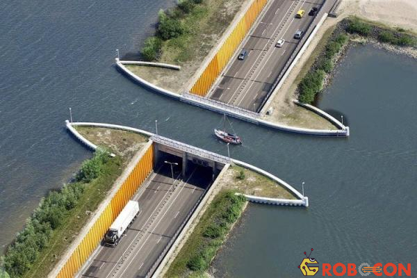 Cây cầu nước này cũng có phần đường dành cho khách bộ hành, đặc biệt nó có hai bên đường đi bộ ở làn đường cao tốc.